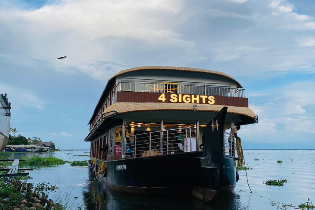 8 bed houseboat (1)